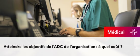 Un médecin tapant sur l’ordinateur.